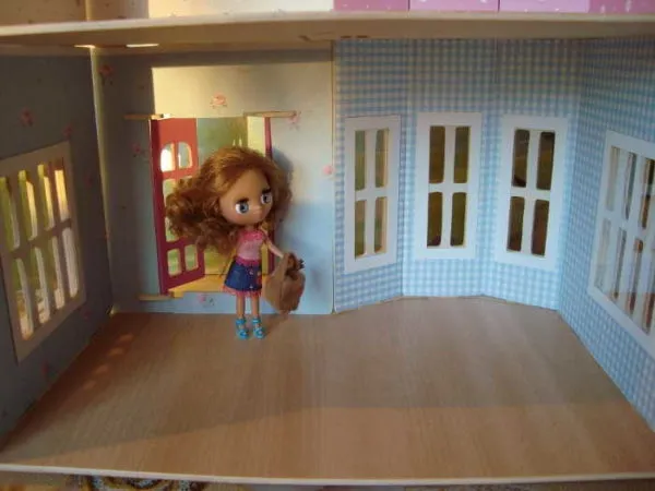 Высота потолков в комнате для кукол должно быть раза в два выше кукол