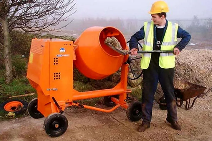 Процесс замешивания раствора в бетономешалке