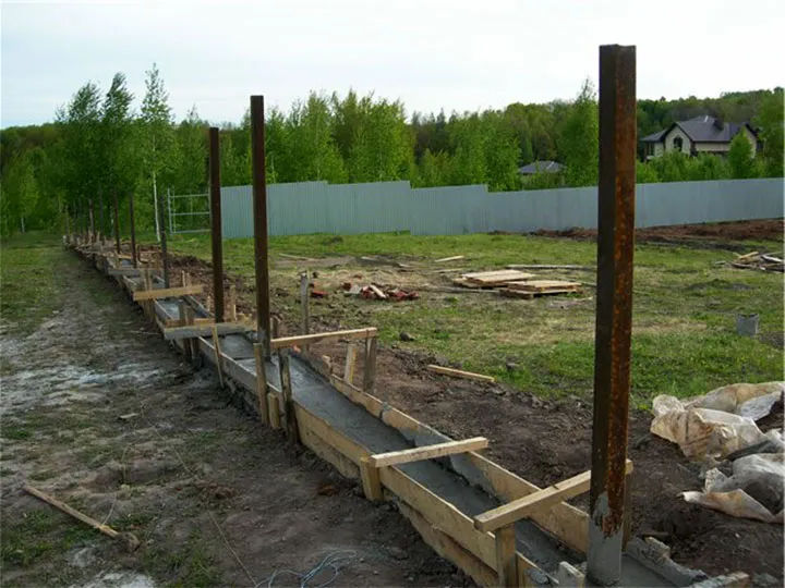 Столбы для забора из профтрубы установленные в ленточном основании