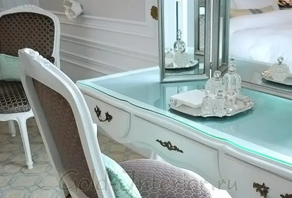 Бирюзовый цвет в декорировании туалетного столика