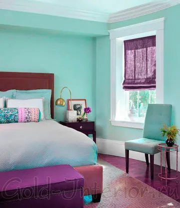 Бирюзовый и фиолетовый цвет в интерьере спальной комнаты