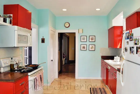 Разбавленный бирюзовый цвет в сочетании с красным в интерьере кухни