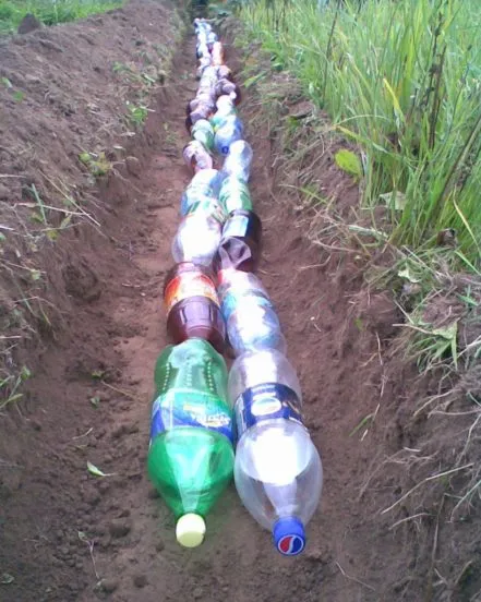 Дренаж из завинченных пластиковых бутылок