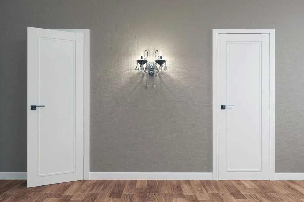В чем особенность и преимущества белых межкомнатных дверей