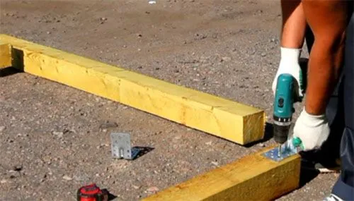 Скрепление уголками Брус для фундамента