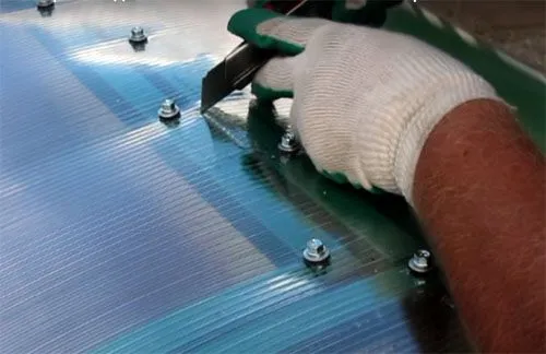 Отрезание поликарбоната Обрезка излишек поликарбоната