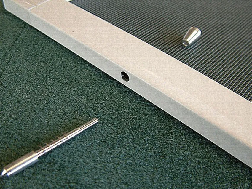 Пружинный плунжерный крепеж используется для скрытой фиксации рамочной москитной сетки