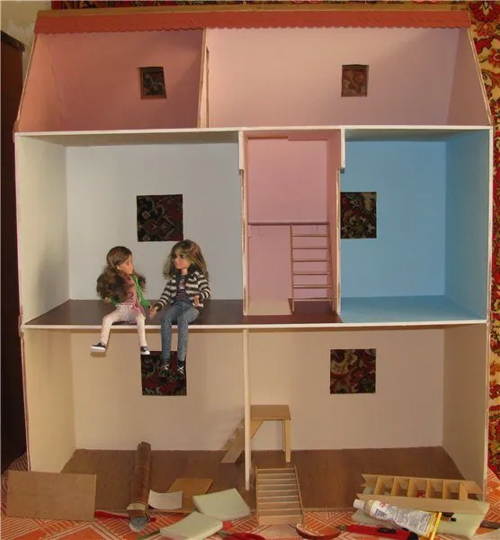 Кукольный дом из фанеры на окончательных этапах сборки