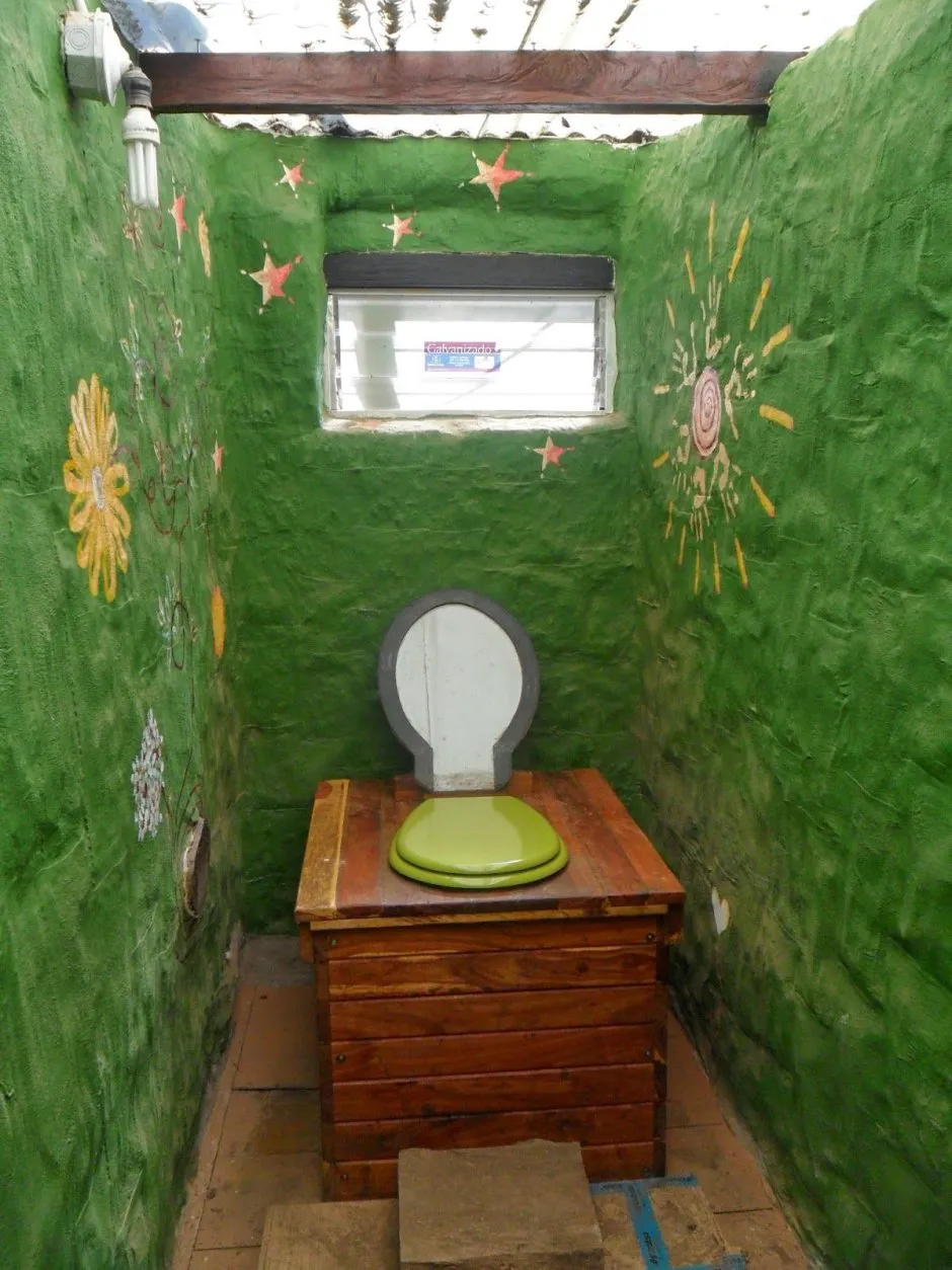 Оригинальный туалет на даче