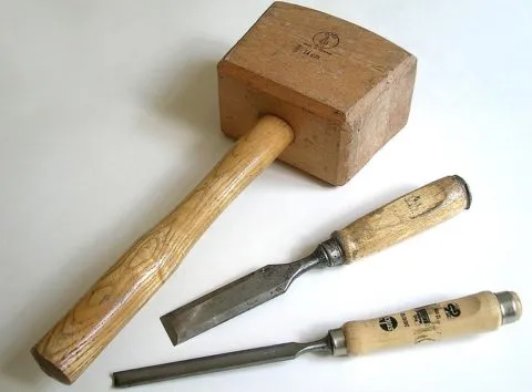 Если ручка стамески деревянная, то и молоток лучше взять деревянный