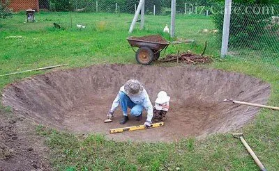 Котлован для пруда правильной овальной формы Котлован для пруда правильной овальной формы