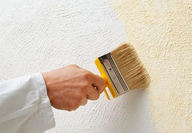 В отсутствие валика тоже можно окрасить поверхности: подойдёт широкая плоская кисть