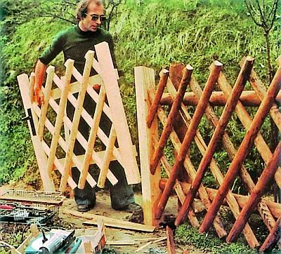 На фото ограждение с диагональной обрешеткой