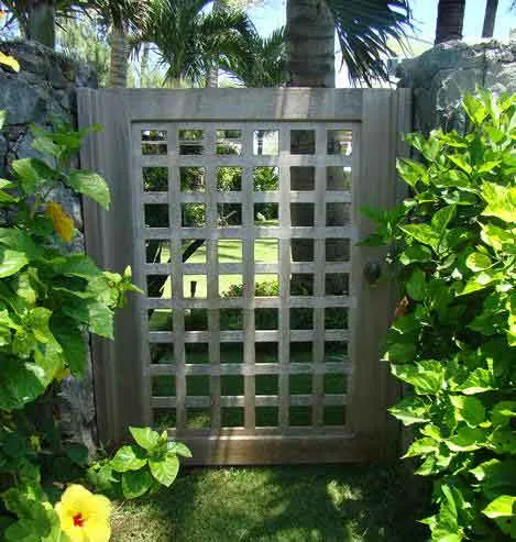 Еще один пример обрешетки в отделке ограждений