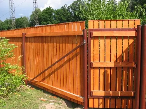 Забор, ворота и калитка из дерева в металлическом каркасе