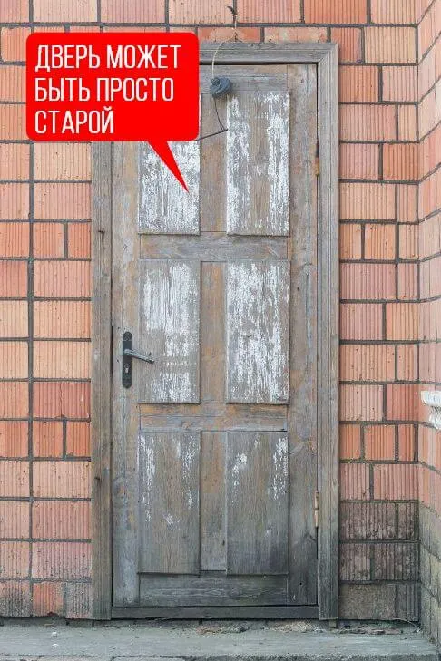 Входная деревянная дверь в частном доме достаточно старая