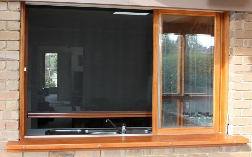 Роллетная москитная сетка монтируется в окно единожды и может использоваться в случае необходимости