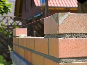 Проверка ровности кладки