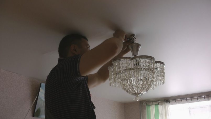 Как правильно снять люстру с потолка Как правильно снять люстру с потолка