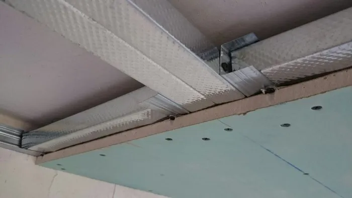 6. Применение влагостойких гипсокартонных листов для обшивки потолка.jpg