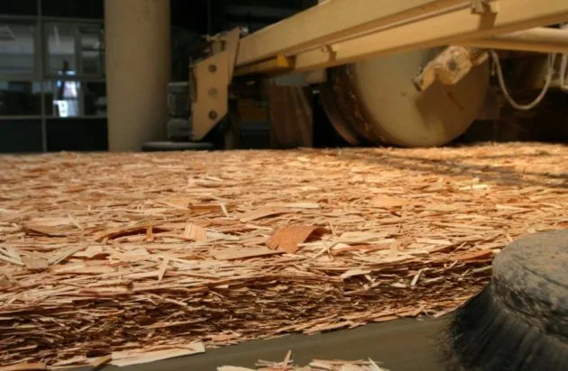 Добавление клеевого вещества в щепу