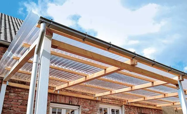 Простой в устройстве, но тем не менее надёжный навес