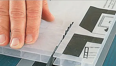 На фото- процесс резки поликарбоната