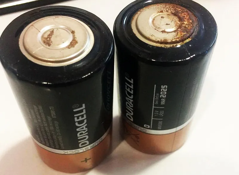 Главным признаком такого повреждения является сильный нагрев батареек в процессе работы