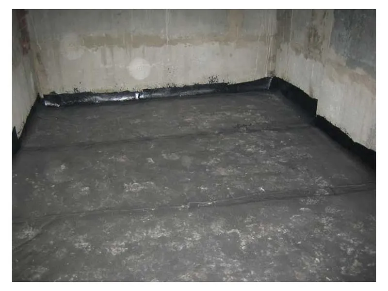 На фото – гидроизолированный рубероидом бетонный пол