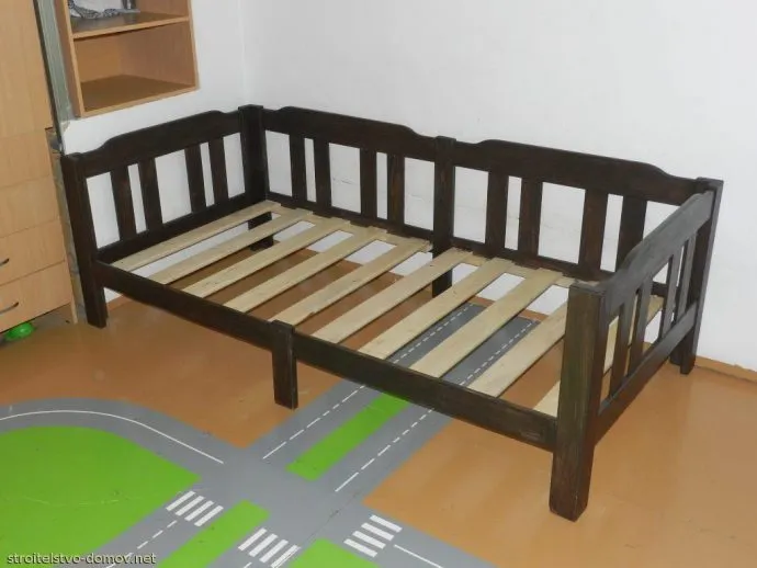 деревянная кровать из подручных материалов в интерьере