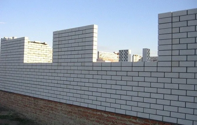 Стена из белого силикатного кирпича