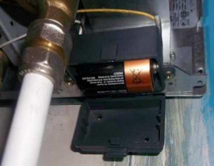 Как поменять батарейки в газовой Как поменять батарейки в газовой