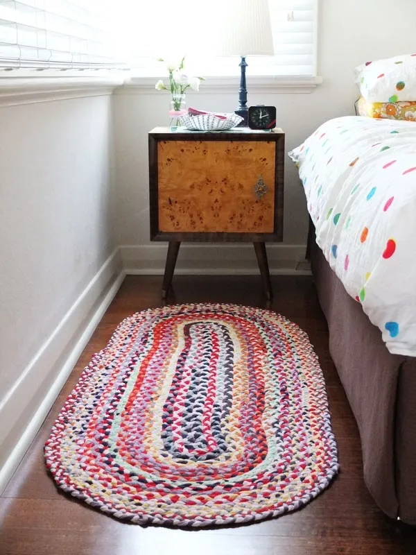 плетеный коврик у кровати