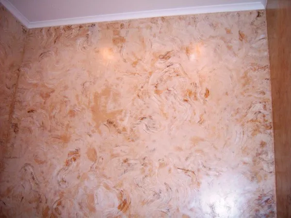 Эффект мрамора на стене комнаты