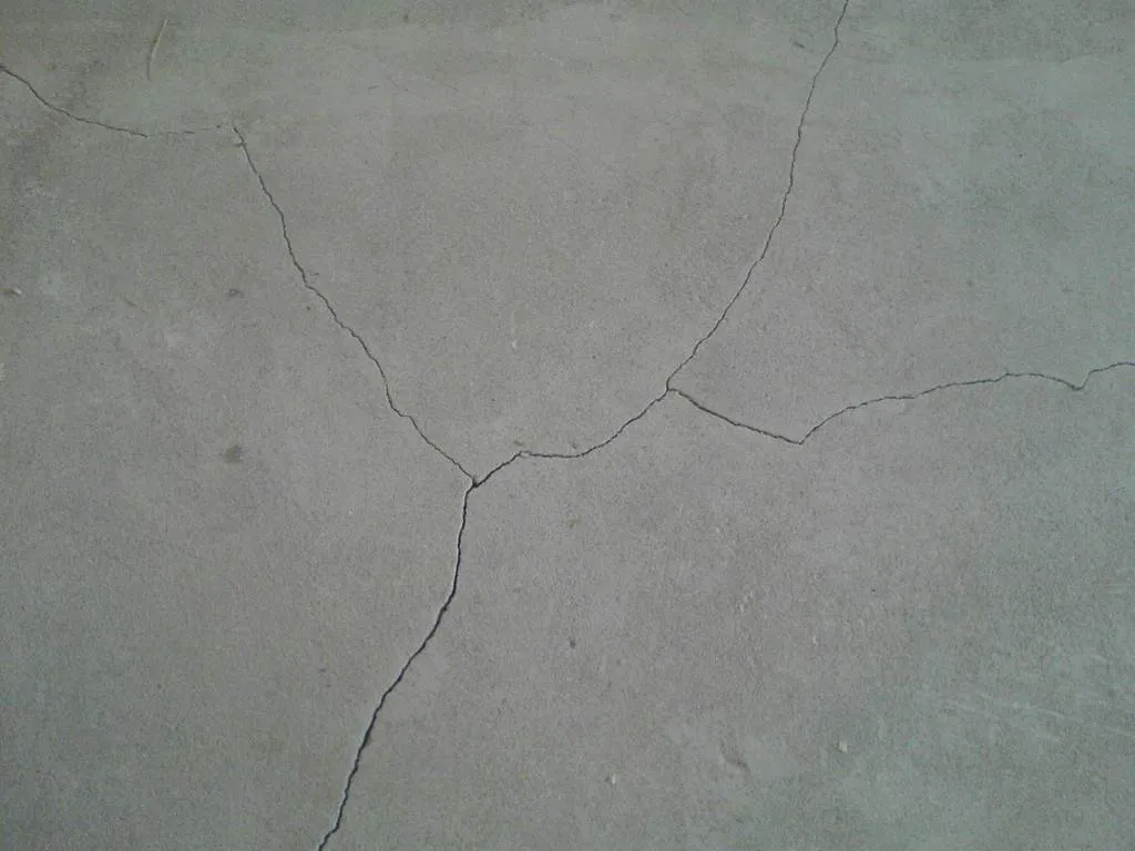 Почему трескается бетон после заливки?