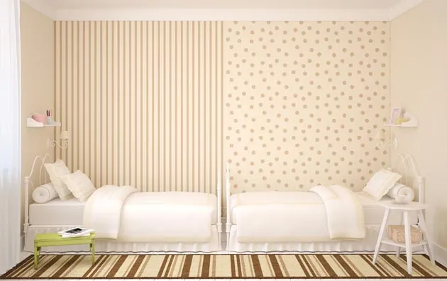 Визуальное разделение спальных мест обоями с разным рисунком