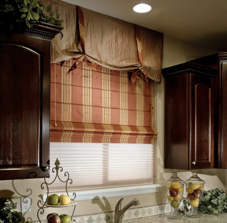 На кухню, особенно возле мойки или рабочего стола повесьте римские шторы из не маркой ткани