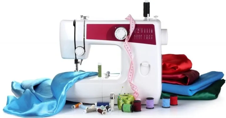 Приготовьте ткань, швейную машину и все необходимые инструменты и фурнитуру для пошива римских штор