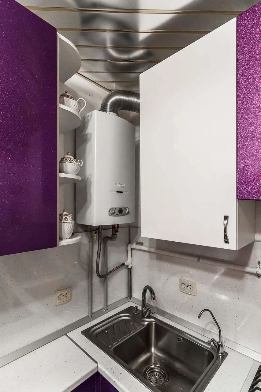 Угловая кухня хрущевка 5кв с газовой колонкой