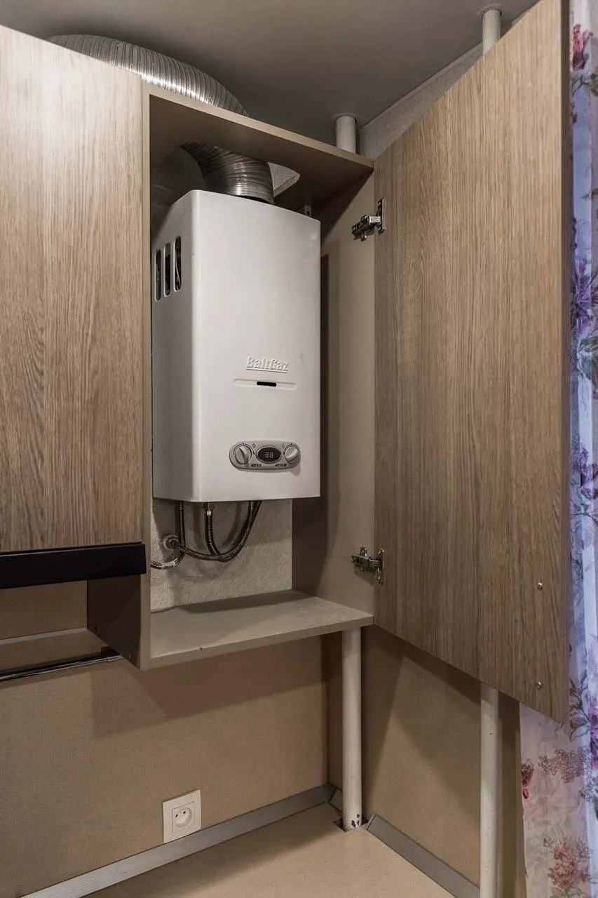 Мебель кухня 6кв с газовой колонкой