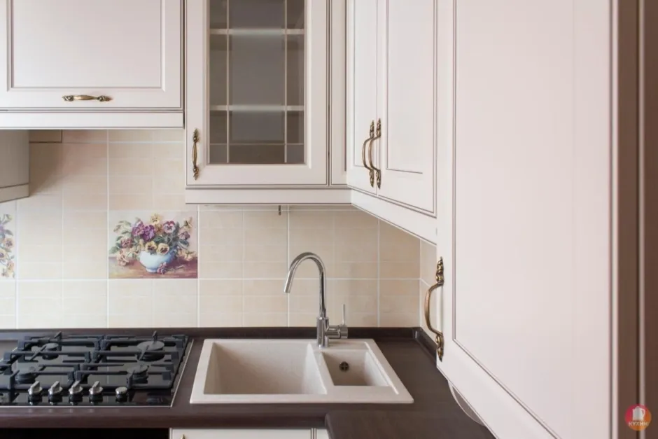 Интерьер кухни 5м.кв с газовой колонкой155на2м