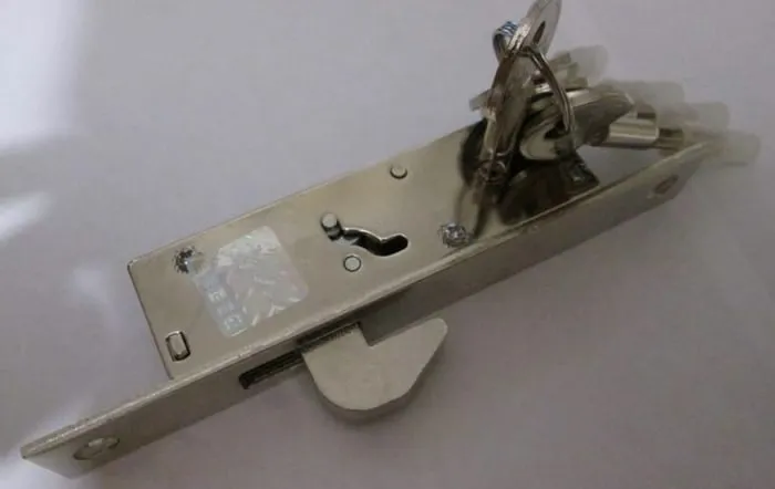 Врезной замок крюк