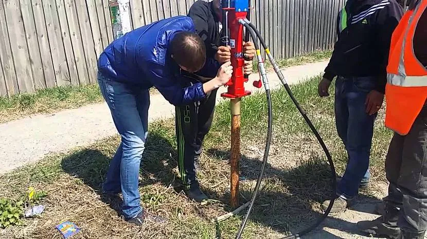 Забивание трубы копровой установкой Забивание трубы копровой установкой