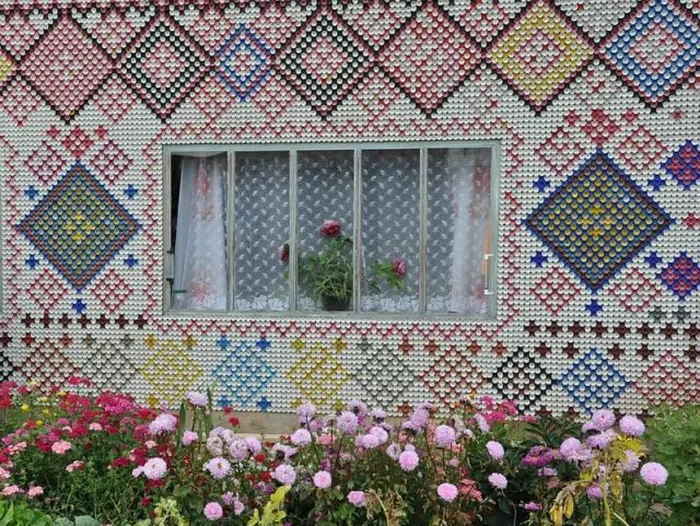 Неповторимая мозаика, похожая на вышивку.