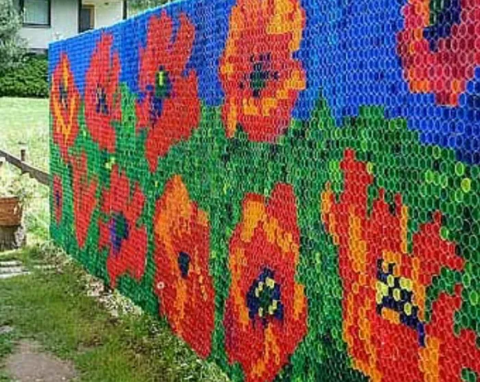 Удивительное сюжетное панно из крышек от пластиковых бутылок.