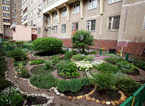Цветник у подъезда своими руками на