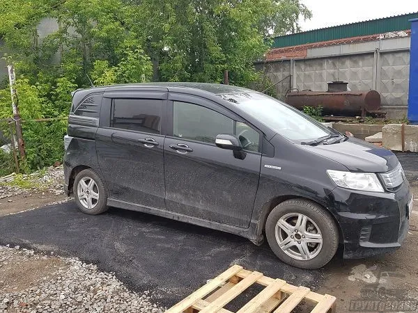 Машина на маленькой парковке из асфальта