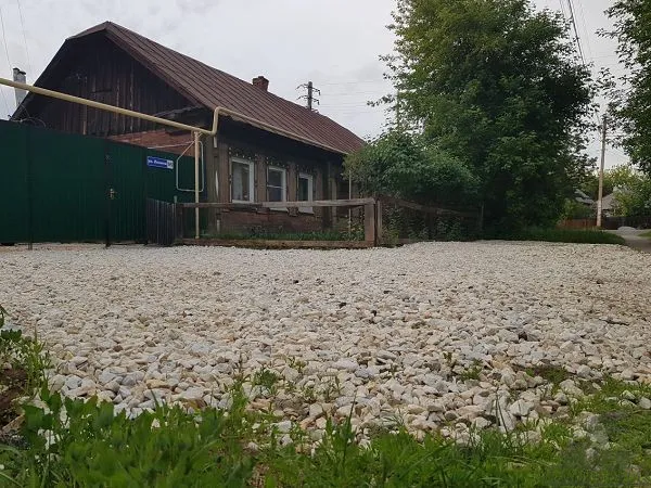 Частная парковка из мраморного щебня