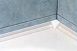 Силиконовый уголок для ванной. Как приклеить бордюр в углах. На что клеить потолочный плинтус. Уголок для ванны пластиковый. Уголок для ванны.